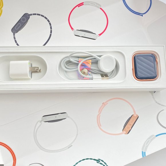 Apple Watch Series 4, Gold Aluminum Case 44mm - Picture 3 of 15